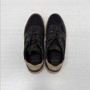 Vuori Men's Black and Tan Sneakers
